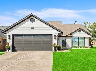1812 Honeysuckle Ln, Midwest City, OK 73130