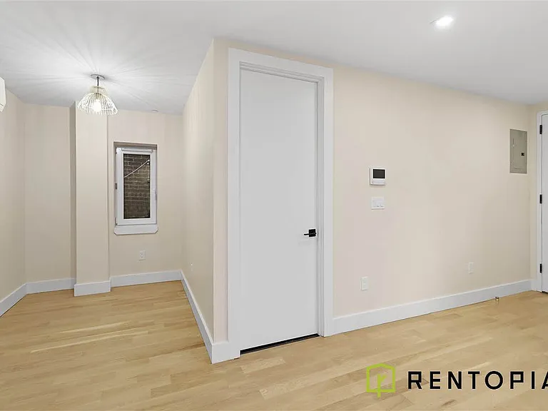 302 Graham Ave #1B — Photo 4