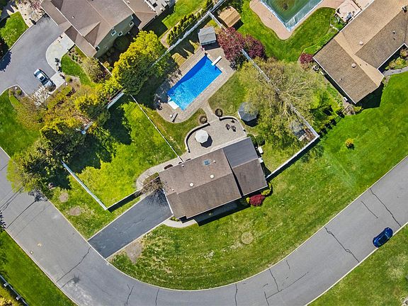 4th image of 10 Carolee Court
