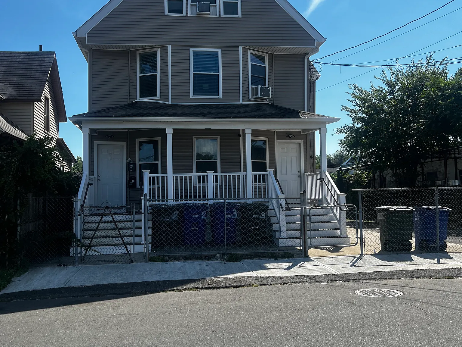 3 bed, 900 sqft, $2,100 — Photo 3
