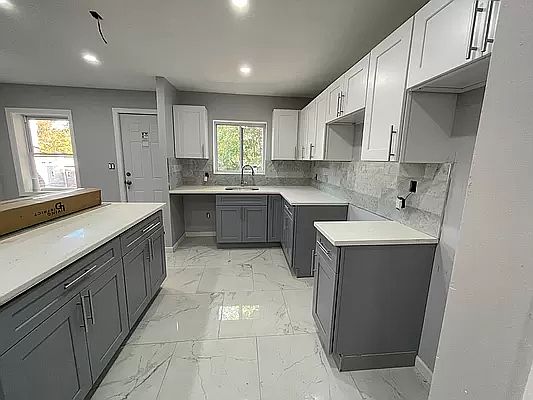 4th image of 3018 Laconia Ave