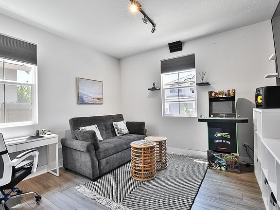 5th image of 925 Bergenia St