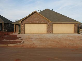 11621 Surrey Villas Ct, Yukon, OK 73099