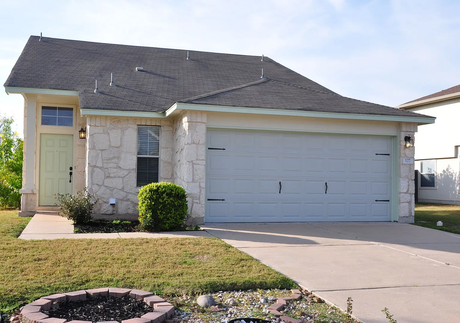 3 Bedroom 2.5 Bath in Hutto Square — Photo 1