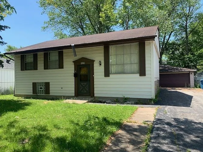 22452 Clyde Ave photo 1