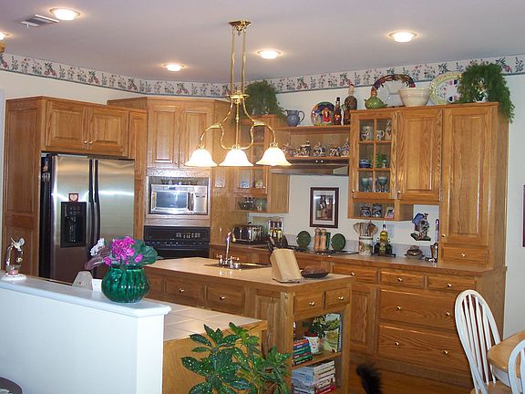 Kitchen w/ Oak Cabinets
