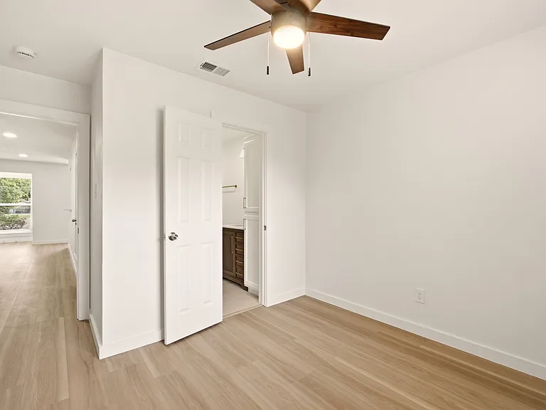 908 Isbell Rd #B — Photo 20