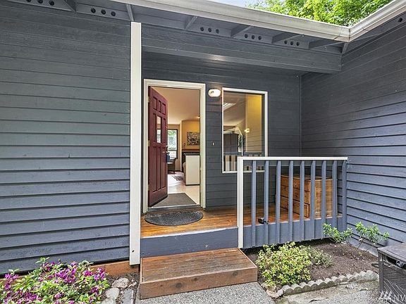3rd image of 8810 Pitcairn Pl NE