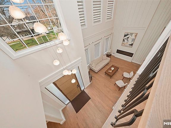 5th image of 66 Knollwood Dr