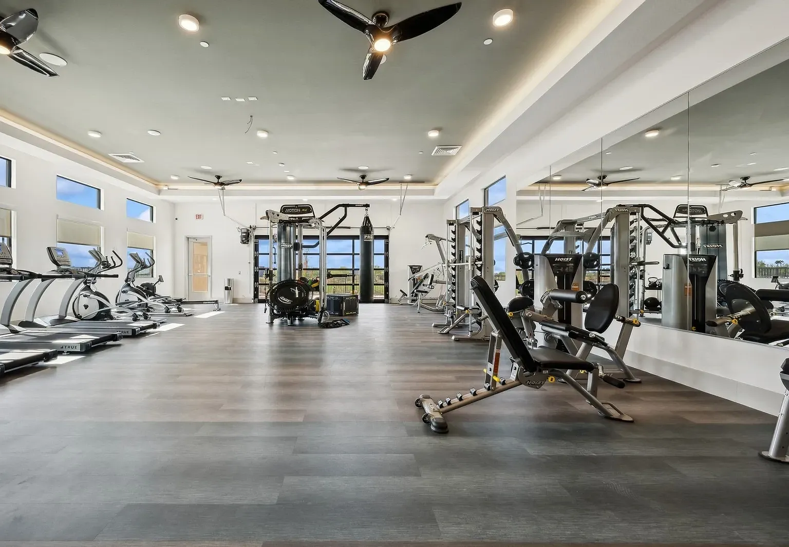 Longbow Luxury Apartments — Photo 3
