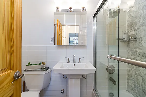 Sold by Winzone Realty Inc | media 9
