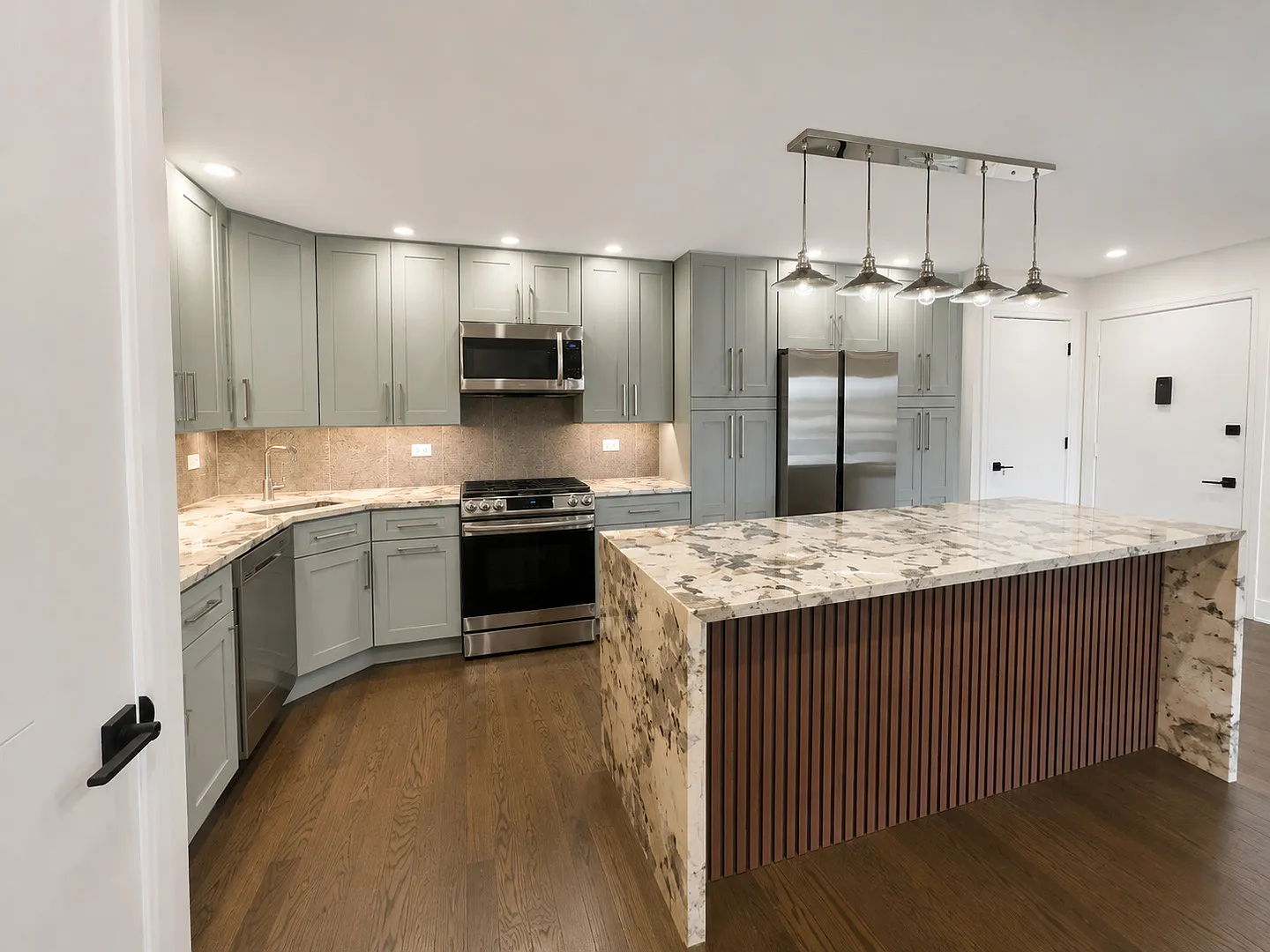 3 bed, 1250 sqft, $2,400 — Photo 2
