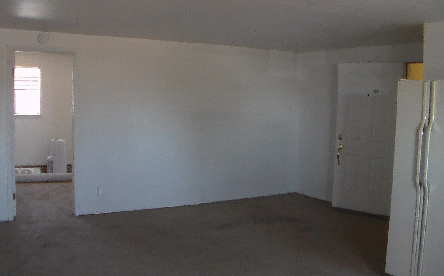 Large 1 Bedroom Apartment — Photo 3