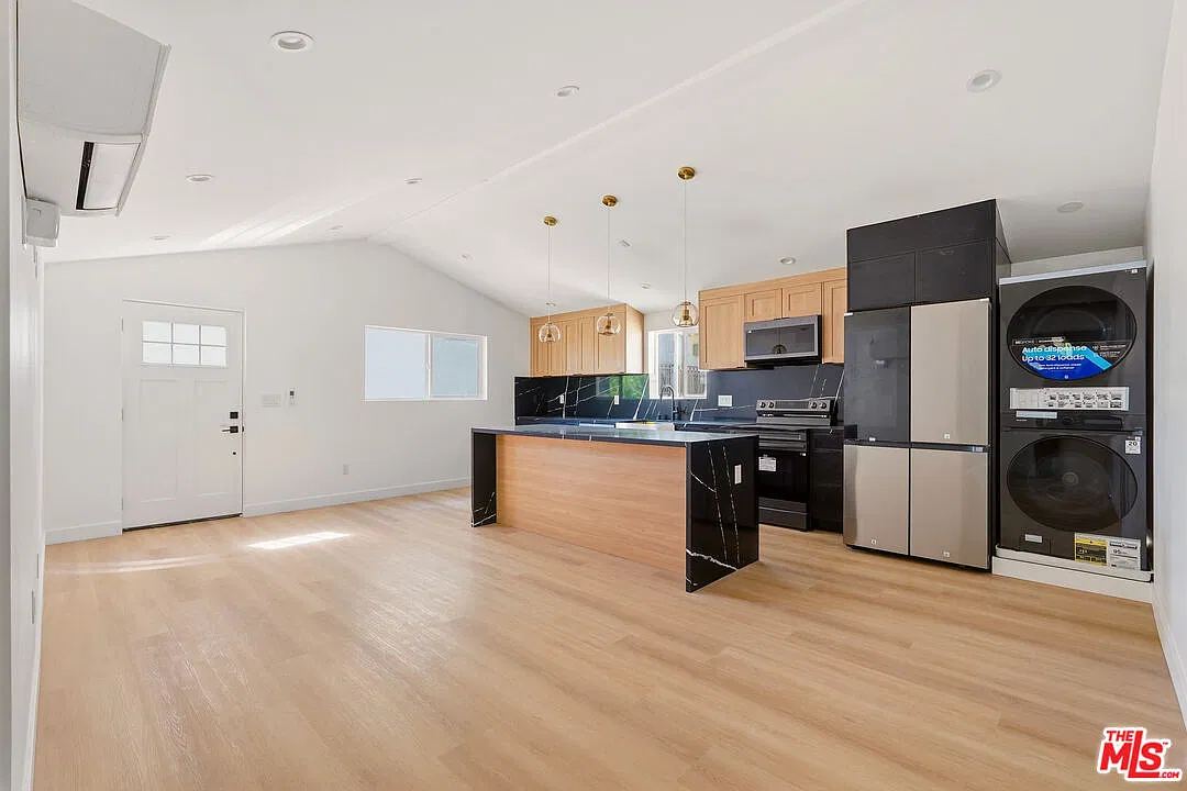3 bed, 2.0 bath, 1200 sqft, $5,500 — Photo 3