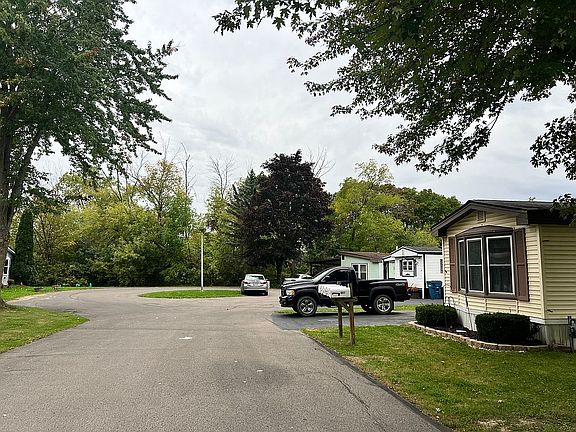 4th image of 841 Barberry Pl