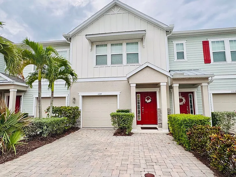 1104 Coral Ln — Photo 3