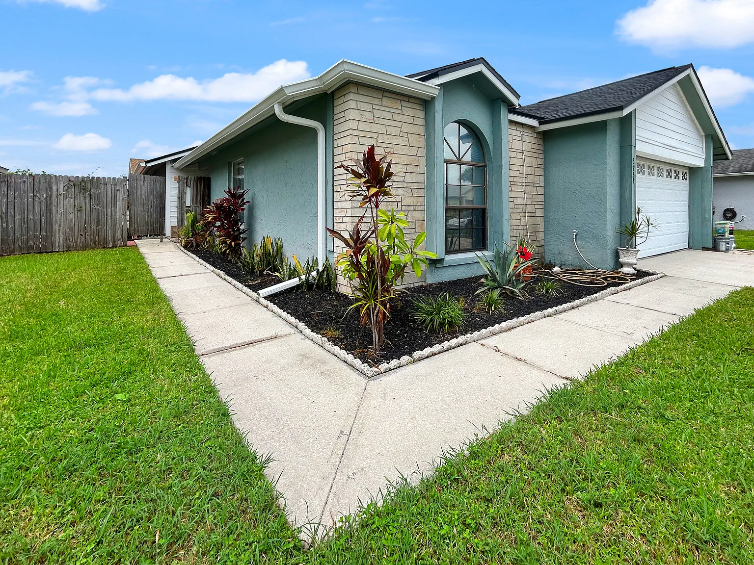 3 bed, 1377 sqft, $2,250 — Photo 2