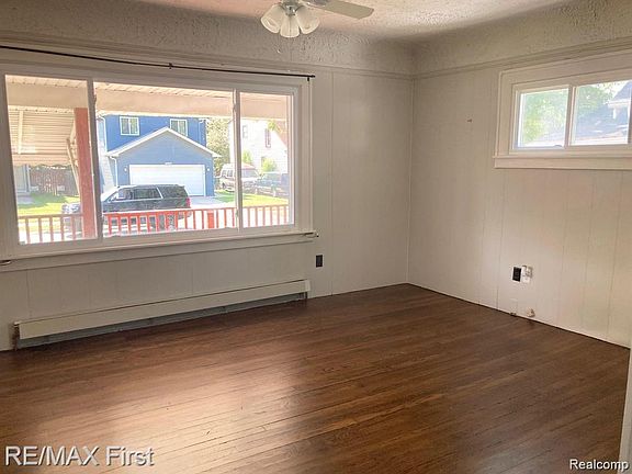 3rd image of 23360 Carlisle Ave