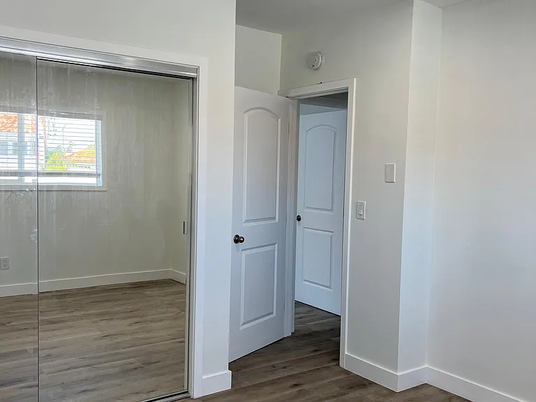 2309 Vanderbilt Ln #E — Photo 12