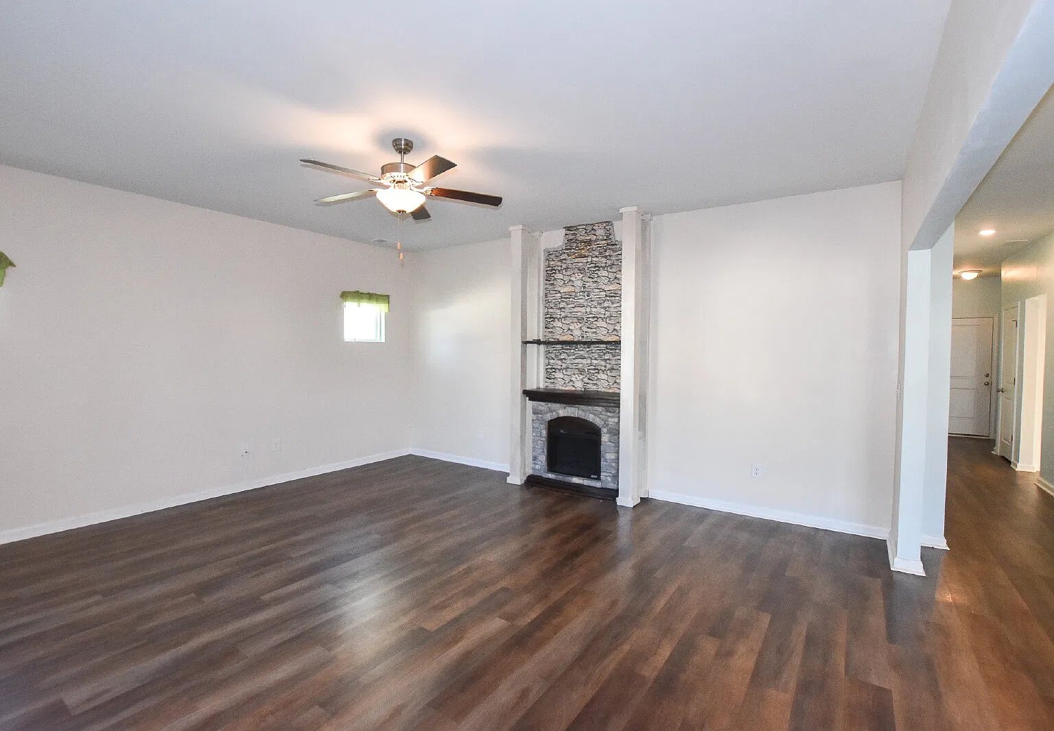 5 bed, 2.5 bath, 2522 sqft, $2,300 — Photo 4