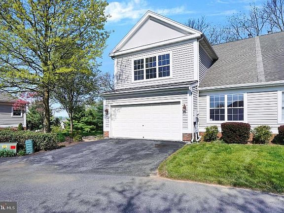 3rd image of 418 Oak Hill Ln