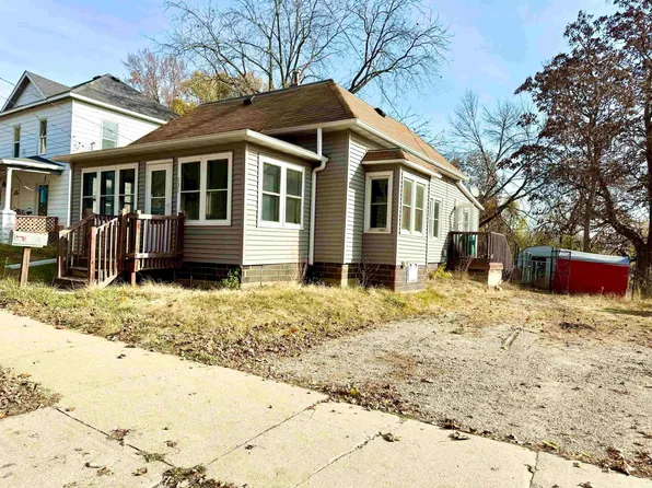 131 1st Ave NW, Oelwein, IA 50662