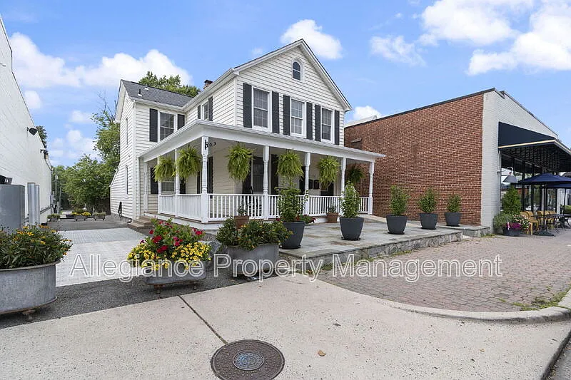 1506 B Mount Vernon Ave