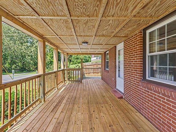 5th image of 125 Pine Ridge Ln