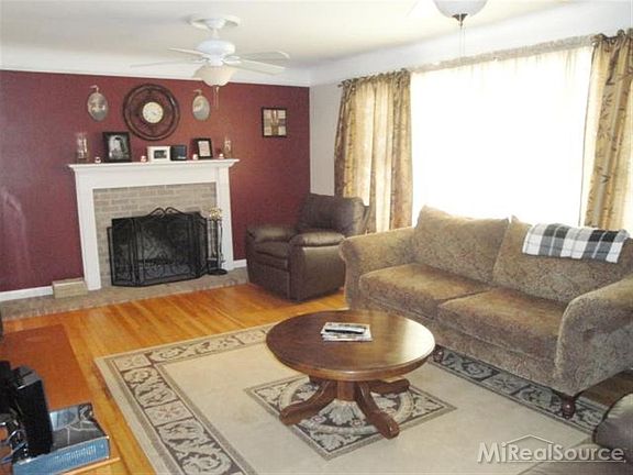 3rd image of 380 Juliet Dr