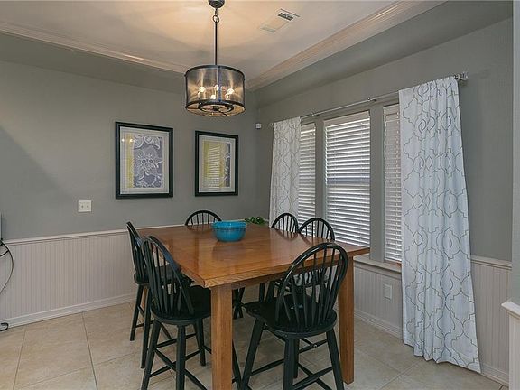4th image of 107 NE Lake Forest Ln