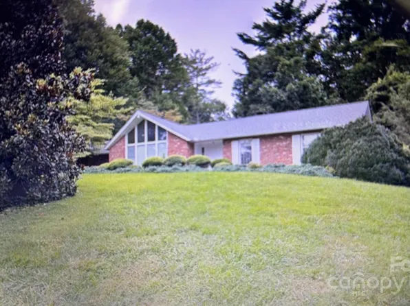 935 Ridgewood Dr NE, Lenoir, NC 28645