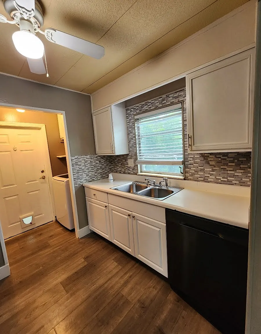2 bed, 1300 sqft, $2,050 — Photo 4