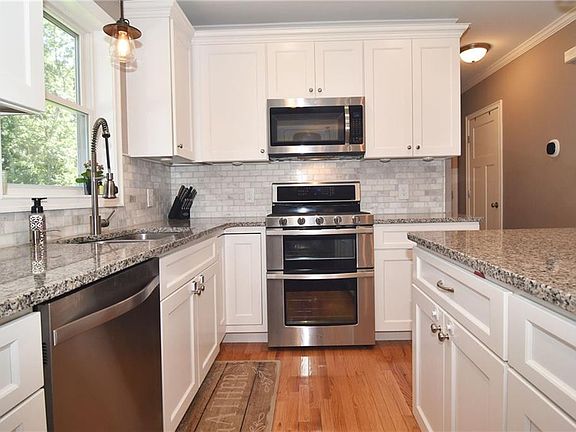3rd image of 114 Teakwood Dr