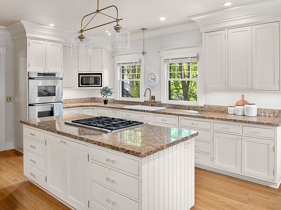 5th image of 527 E Rockwood Blvd