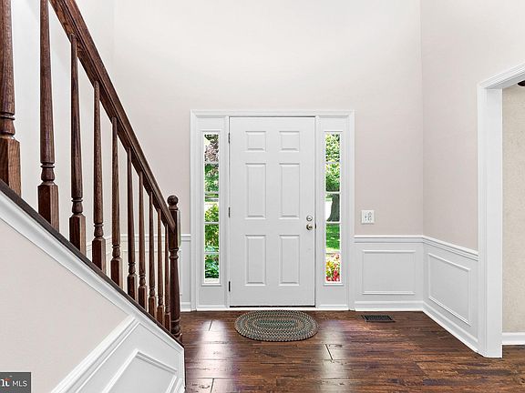5th image of 703 Amber Ct NE