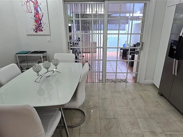 1345 W 41st St #6 — Photo 30