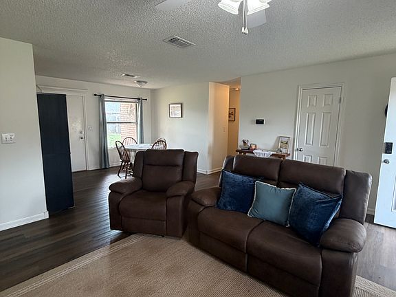 3rd image of 927 E Krayler Ave
