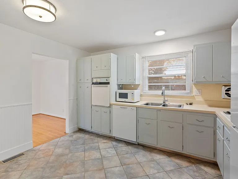 1555 Zurich Dr — Photo 14