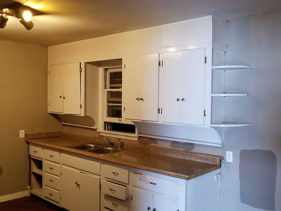 2nd image of 412 W 1st St