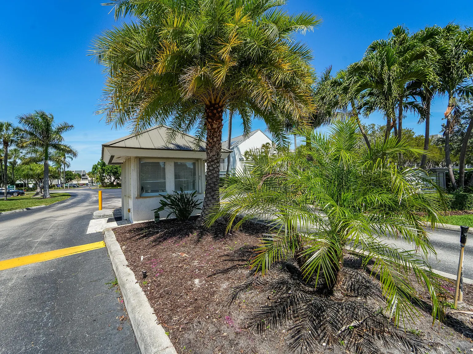 2 bed, 2.0 bath, 1500 sqft, $5,000 — Photo 2