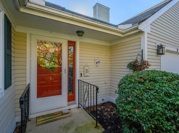 9 Rolling Green Lane, Mashpee, MA 02649