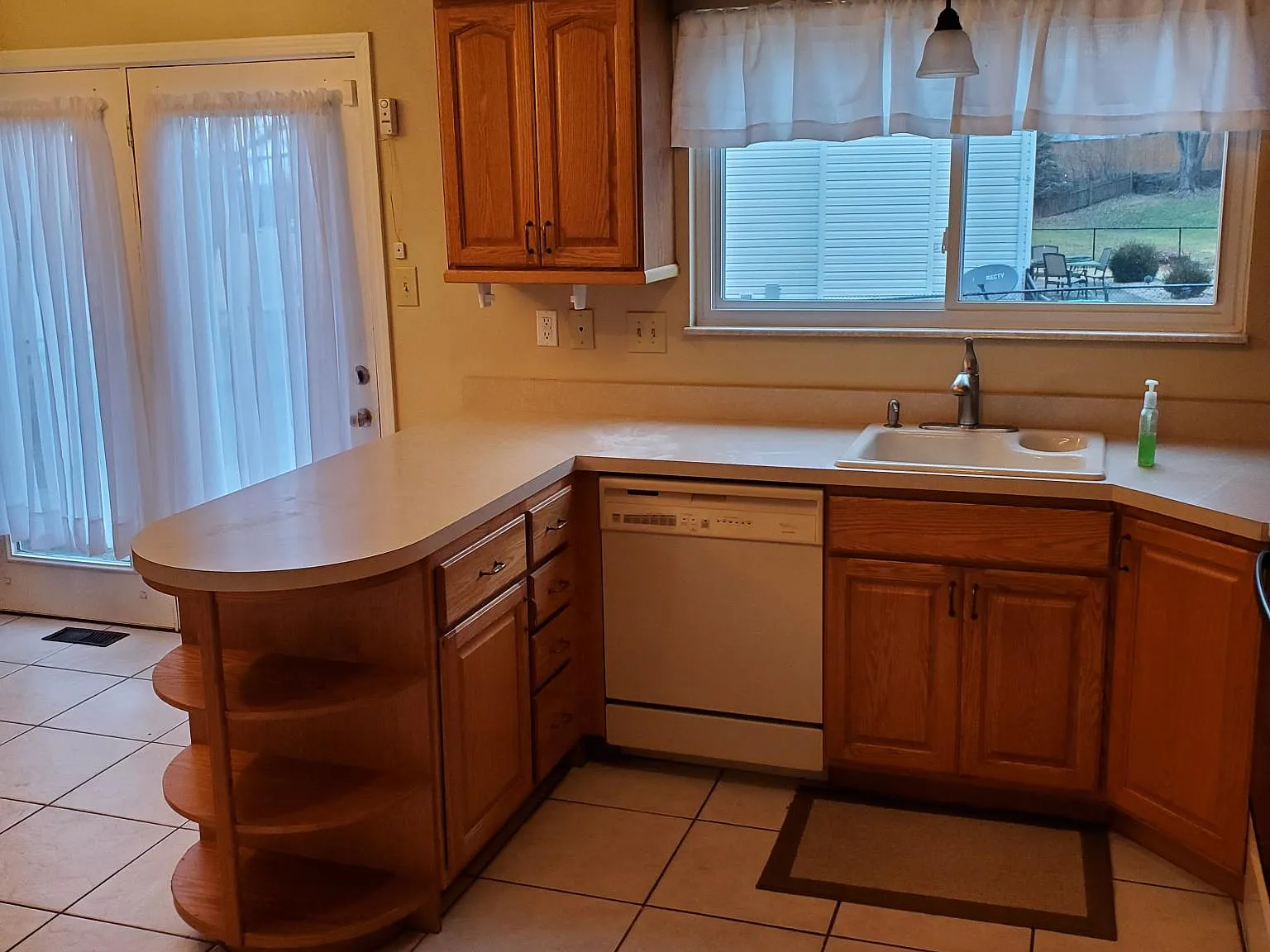 4 bed, 2.5 bath, 1768 sqft, $2,500 — Photo 3