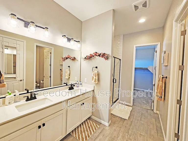4901 Fairwood Ct — Photo 37