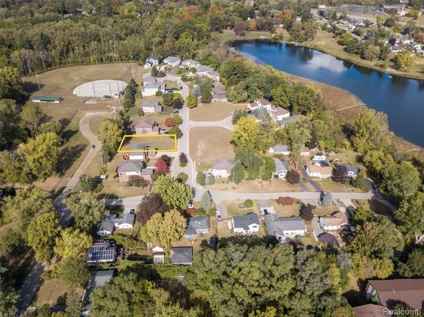 257 Madeleine Ln, Waterford, MI 48328