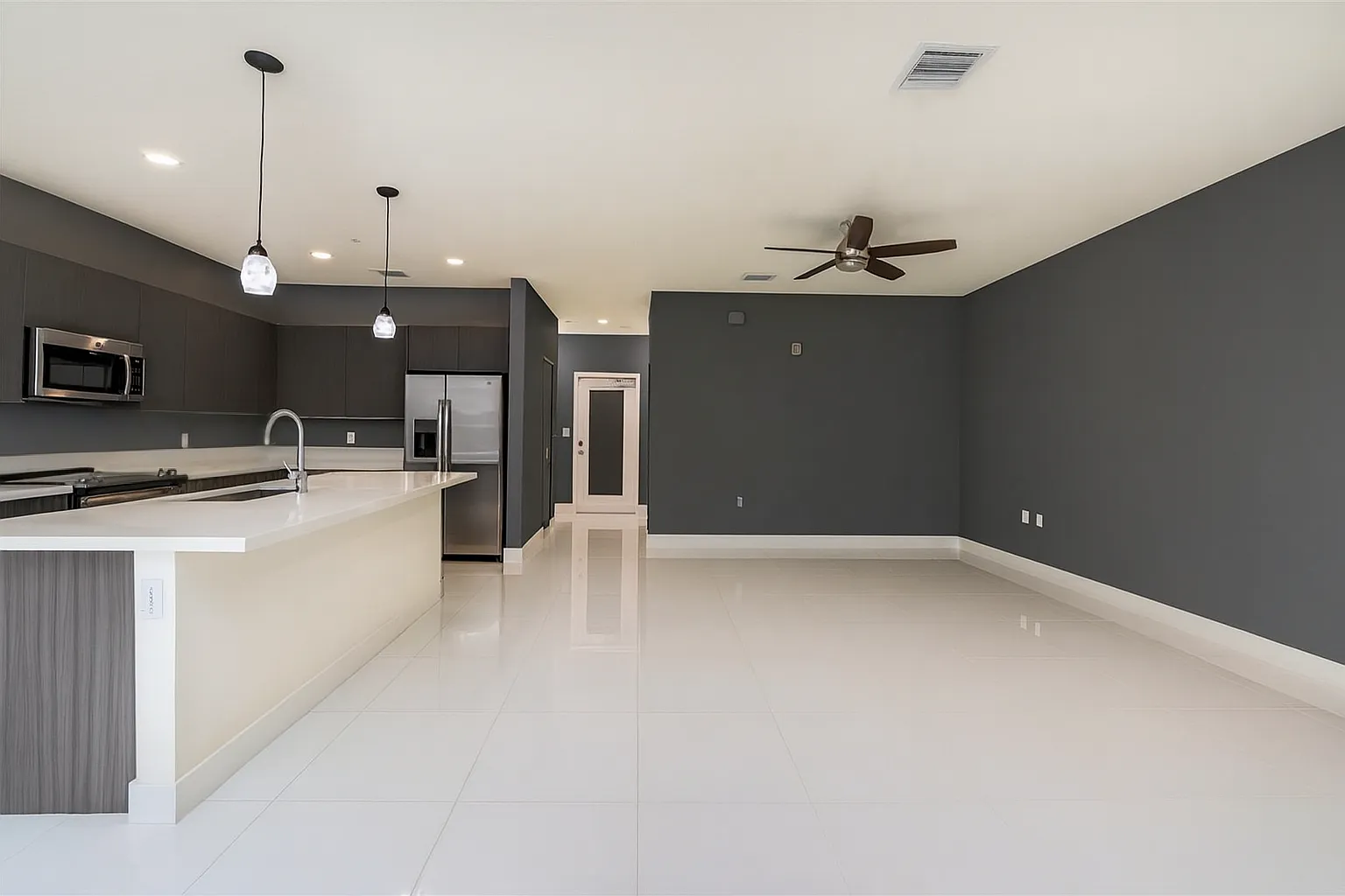 3 bed, 2.5 bath, 1431 sqft, $3,200 — Photo 2
