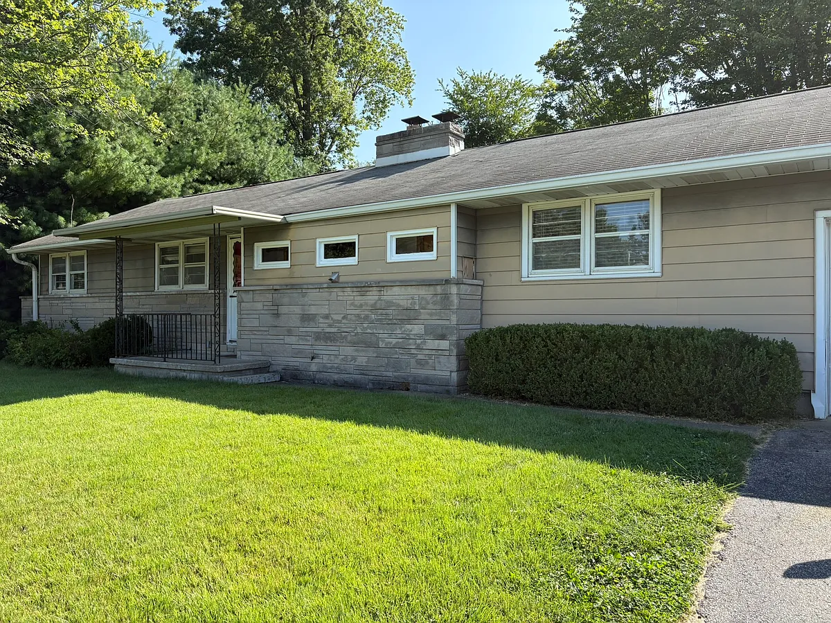 Front Yard - 144 N Hillsdale Dr