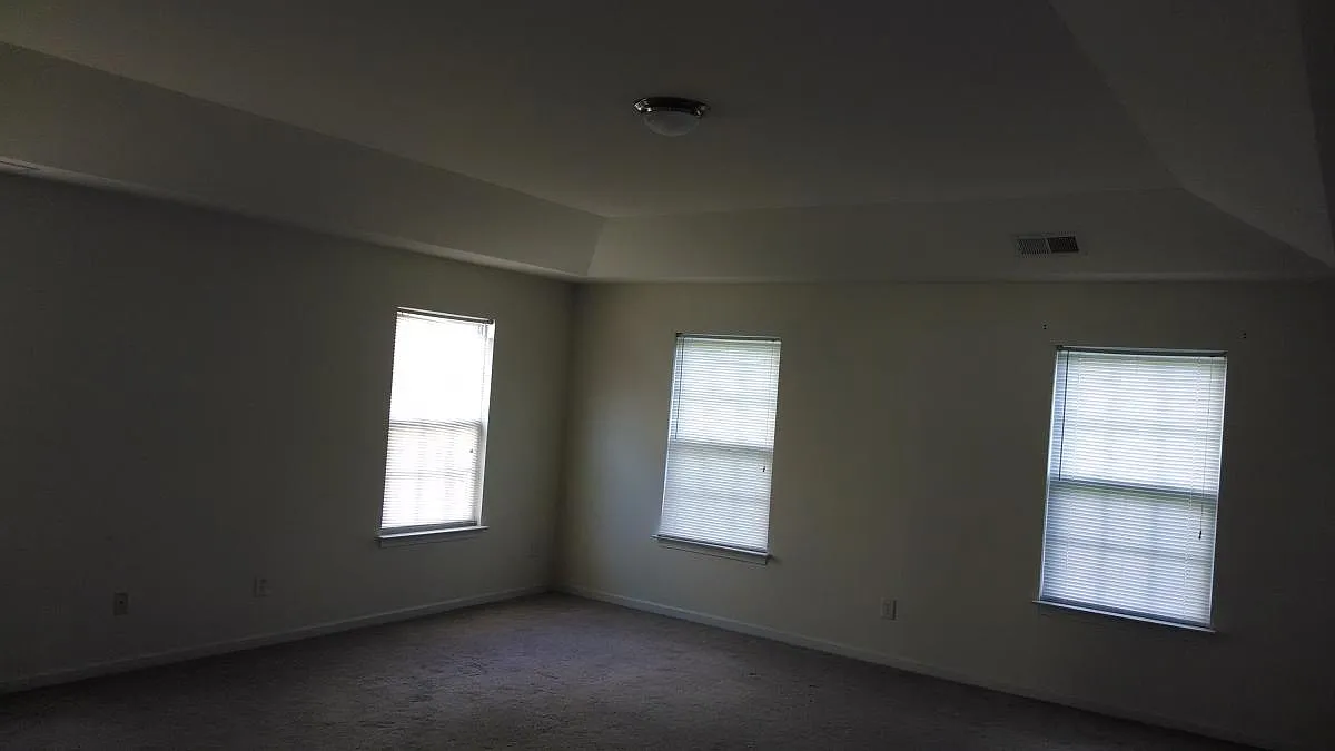 4 bed, 2.5 bath, 3260 sqft, $2,450 — Photo 4