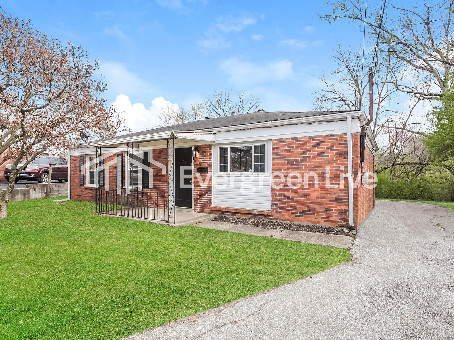 3 bed, 1.0 bath, 1189 sqft, $1,545 — Photo 2