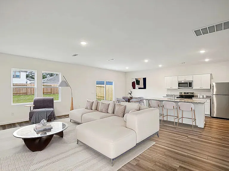 2204 Burnwood St — Photo 3