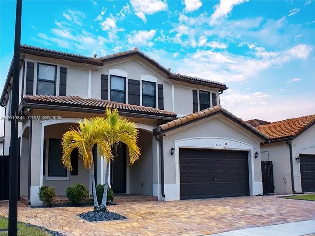 4 bed, 2.5 bath, 2380 sqft, $5,600 — Photo 2